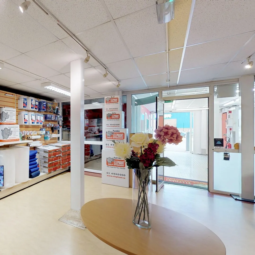 A store with a table and flowers in the middle. Elephant Click & Store facilities.